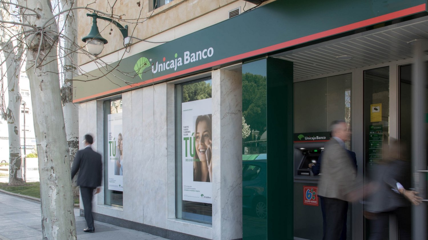 Unicaja Banco ofrece a sus clientes fraccionar el pago de sus seguros de vida y de accidentes sin recargo