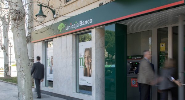 Unicaja Banco ofrece a sus clientes fraccionar el pago de sus seguros de vida y de accidentes sin recargo