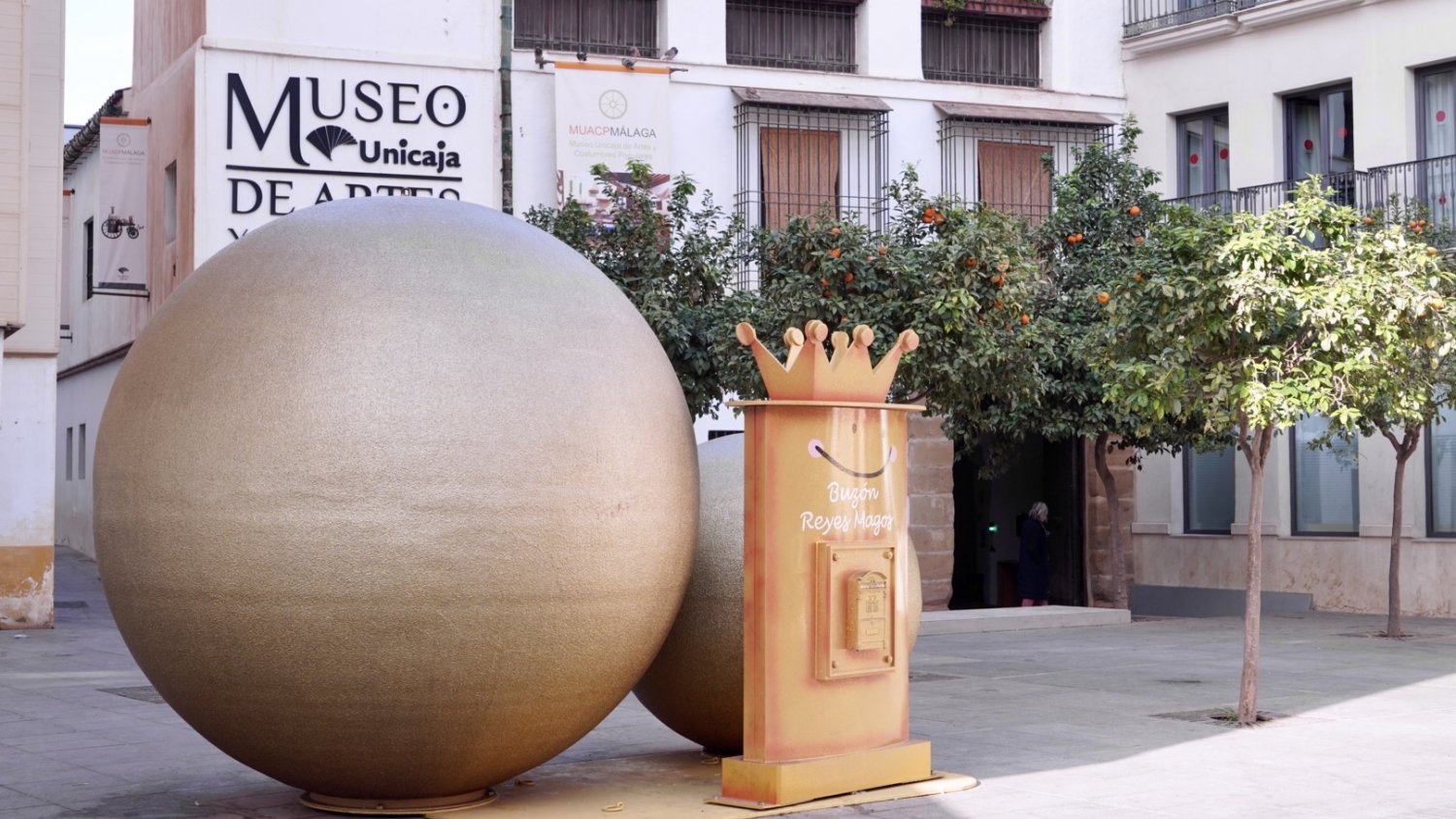 Las figuras gigantes de los Reyes Magos vuelven al centro histórico y los buzones reales