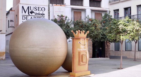 Las figuras gigantes de los Reyes Magos vuelven al centro histórico y los buzones reales