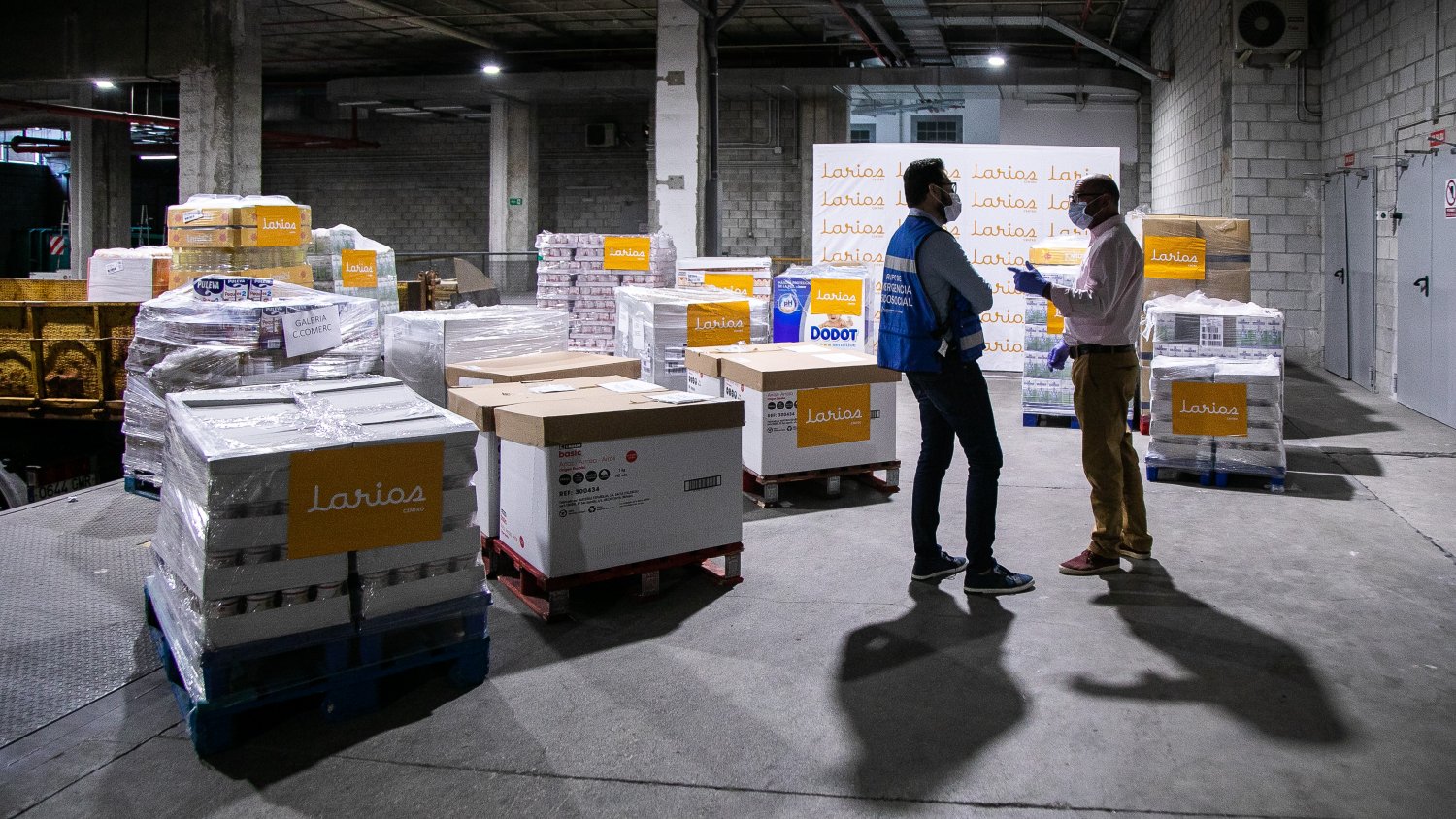 Larios Centro dona ocho toneladas de alimentos ante la emergencia sanitaria del COVID-19 en Málaga