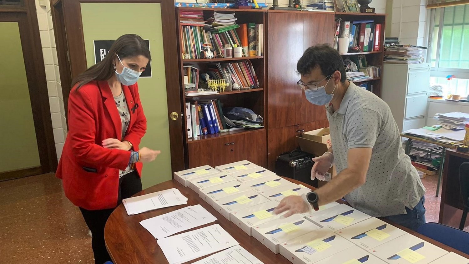 Entregan dispositivos electrónicos al alumnado de zonas desfavorecidas para que continúe su formación