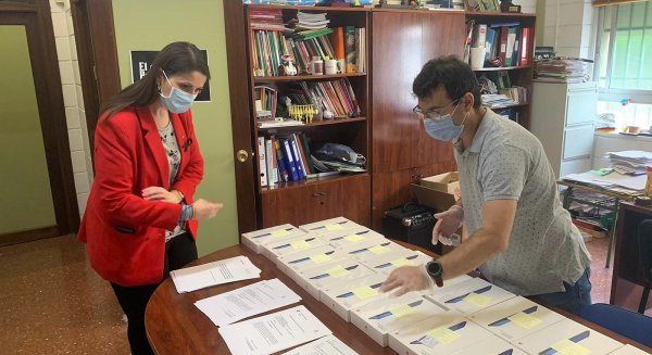 Entregan dispositivos electrónicos al alumnado de zonas desfavorecidas para que continúe su formación