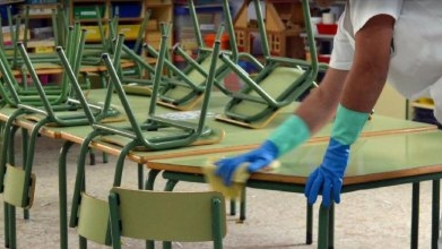 Limposan está limpiando a fondo y desinfectando todos los colegios públicos de Málaga