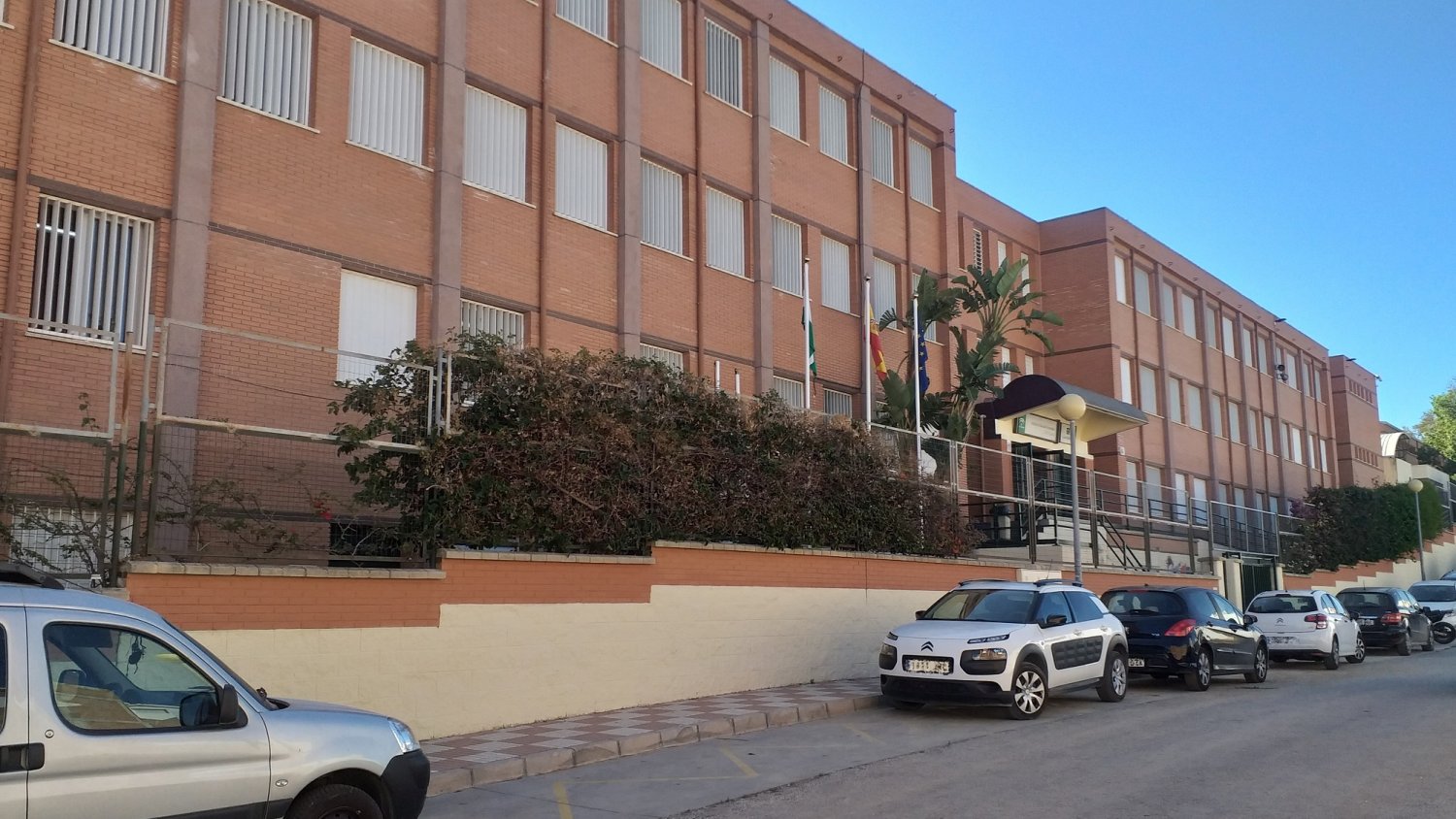 La Junta repara el muro del IES Fuente Lucena afectado por un temporal en Alhaurín el Grande