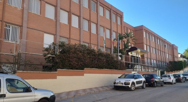 La Junta repara el muro del IES Fuente Lucena afectado por un temporal en Alhaurín el Grande