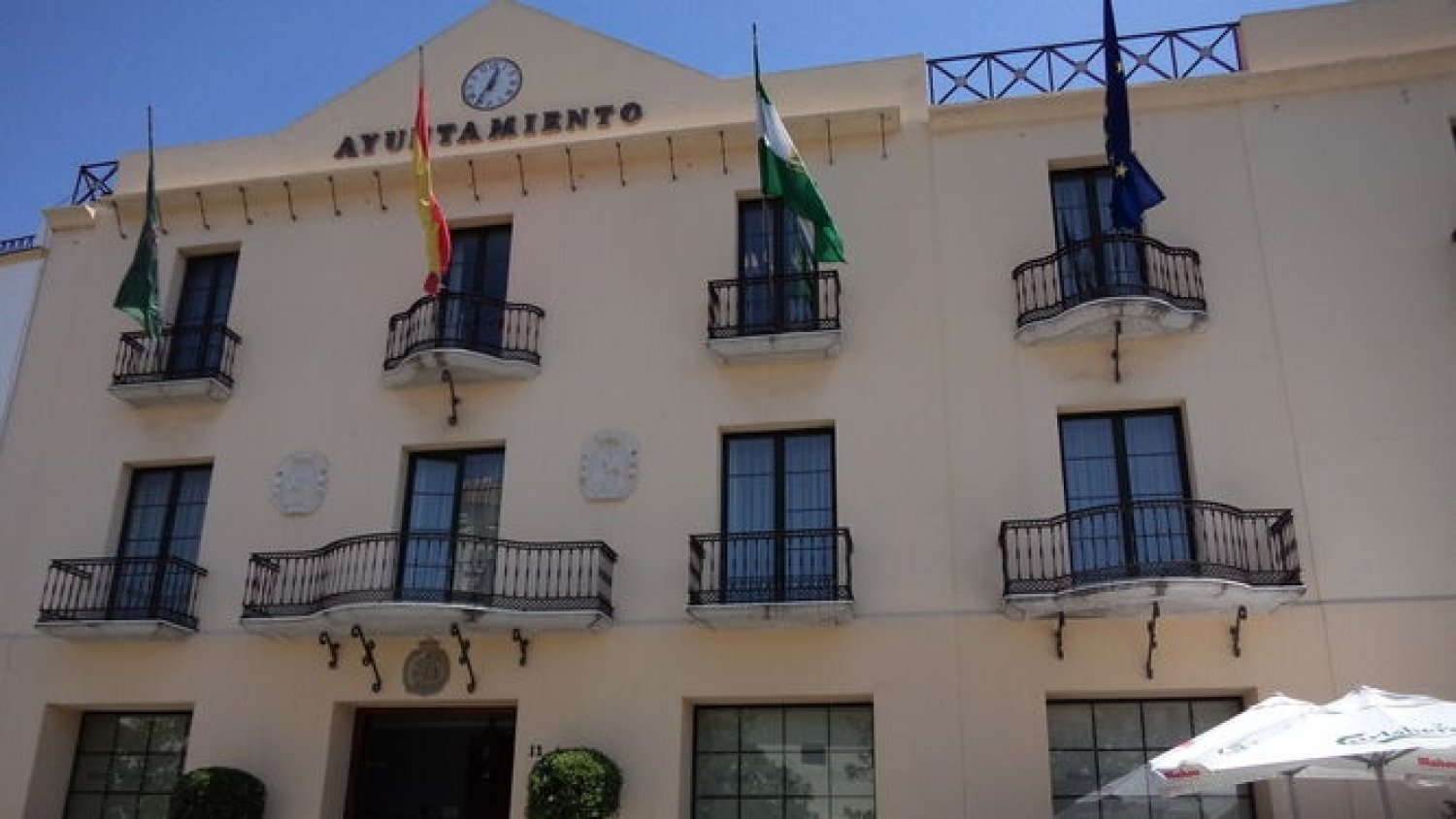 Vélez-Málaga estudia rebajar el recibo del agua a los vecinos, comercios y crear una renta básica