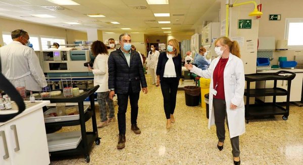 Bendodo subraya la apuesta por la investigación con 12 ensayos clínicos en el Hospital Costa del Sol