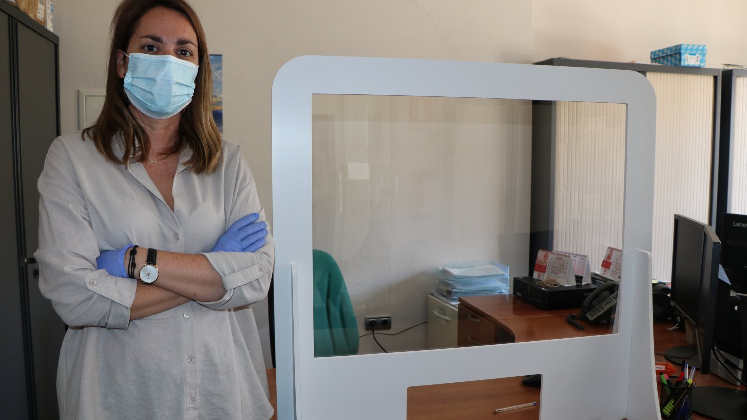 Torrox coloca mamparas en los edificios municipales para garantizar una segura atención al público