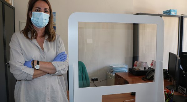 Torrox coloca mamparas en los edificios municipales para garantizar una segura atención al público