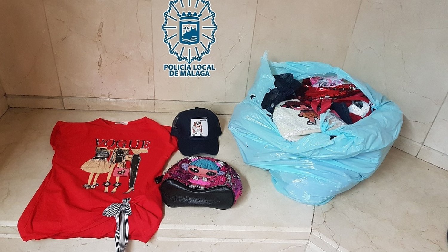 Denuncian a una peluquería y una tienda de ropa por atender sin cita previa