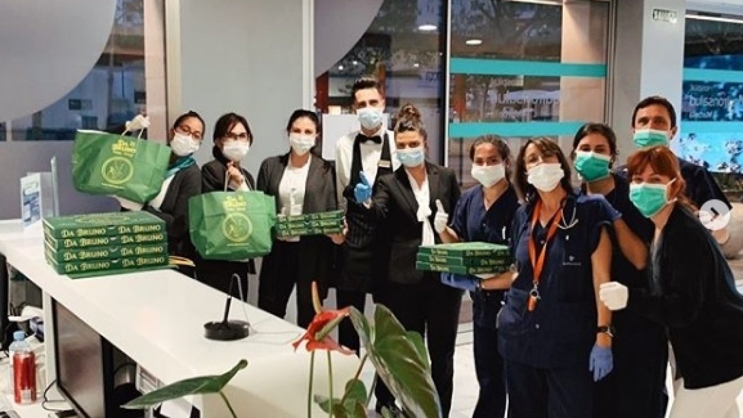 Da Bruno reparte alimentos y platos preparados entre centros sanitarios y entidades como Cáritas Marbella