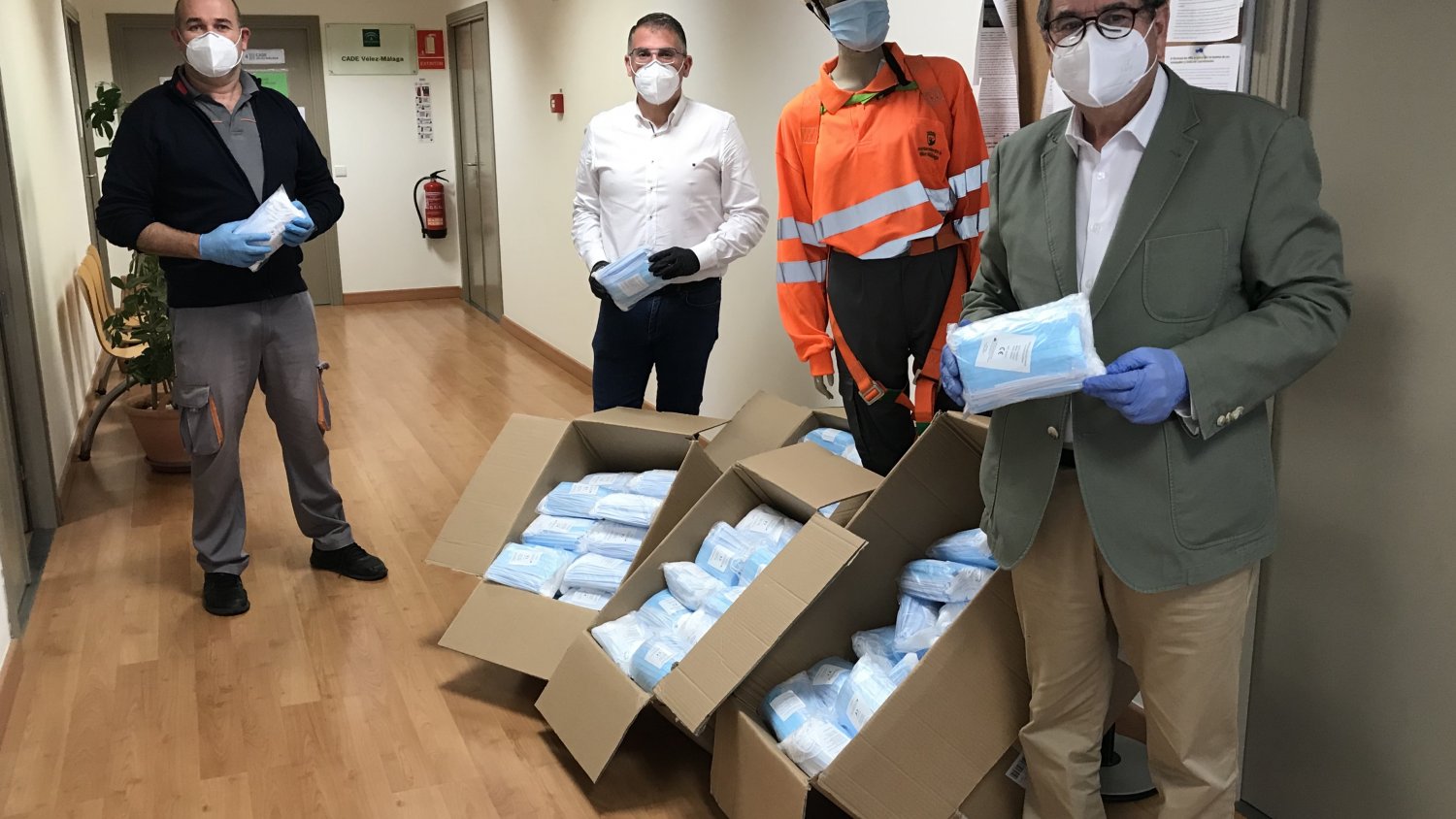 Vélez-Málaga facilita mascarillas a los usuarios del transporte público y mamparas a los taxistas