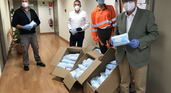 Vélez-Málaga facilita mascarillas a los usuarios del transporte público y mamparas a los taxistas