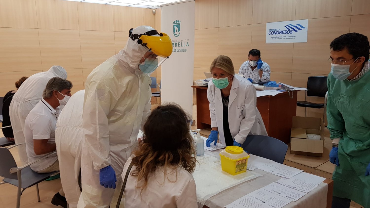 Marbella realiza test rápidos entre los comercios abiertos y reparte kits de seguridad a los mayores