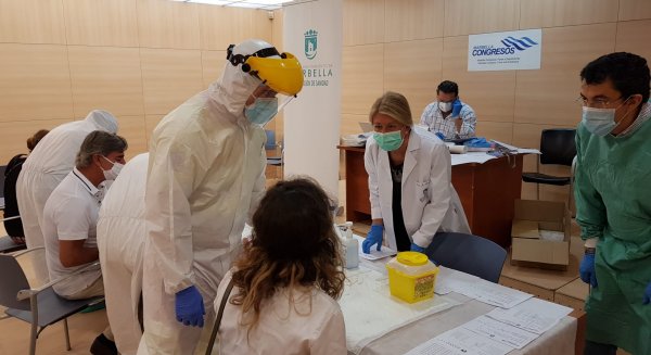 Marbella realiza test rápidos entre los comercios abiertos y reparte kits de seguridad a los mayores