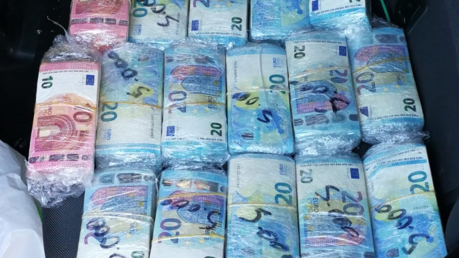 Recuperan un coche robado e intervienen tres teléfonos y cerca de 100.000 euros del interior del automóvil
