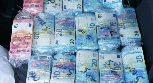 Recuperan un coche robado e intervienen tres teléfonos y cerca de 100.000 euros del interior del automóvil