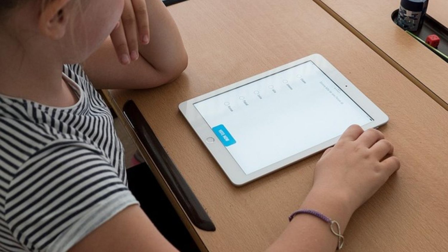 El IAM entrega 60 tabletas a la menores de los centros de acogida para que continúen con su formación on-line