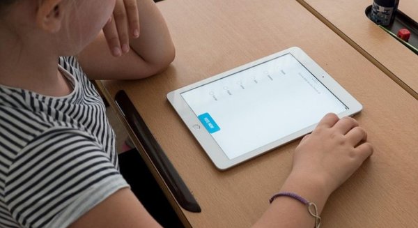 El IAM entrega 60 tabletas a la menores de los centros de acogida para que continúen con su formación on-line