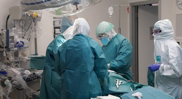 El Clínico prepara a sus profesionales para afrontar un posible aumento de casos por Covid-19 en este año