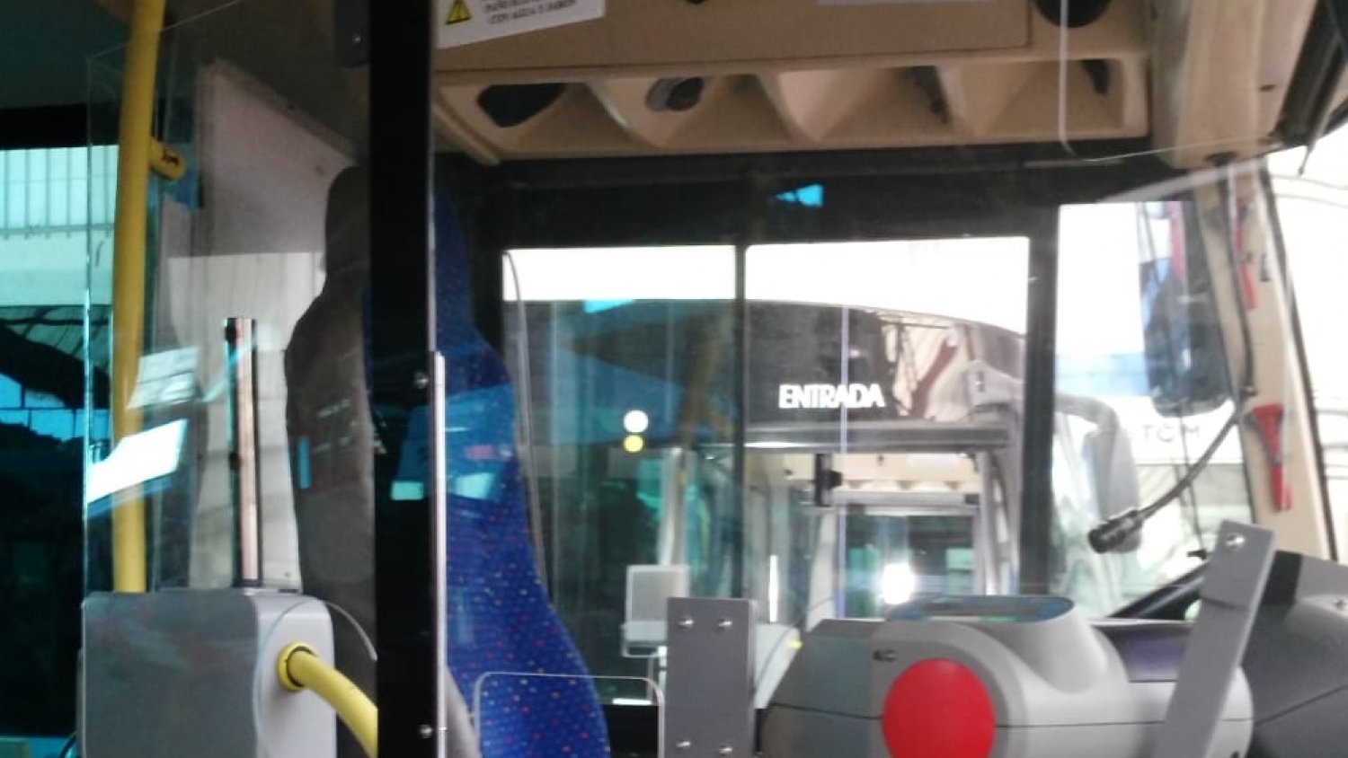 La EMT comienza a instalar mamparas en el puesto del conductor como medida de seguridad