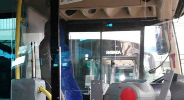 La EMT comienza a instalar mamparas en el puesto del conductor como medida de seguridad