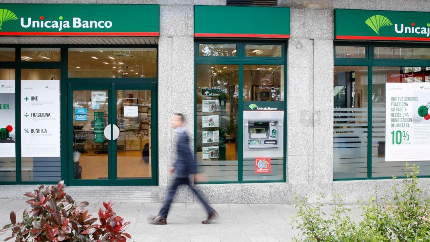 Unicaja Banco exime a los comercios tradicionales de la comisión de mantenimiento de los terminales de pago