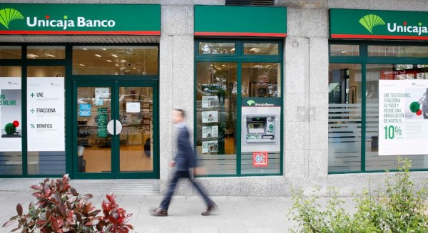 Unicaja Banco exime a los comercios tradicionales de la comisión de mantenimiento de los terminales de pago