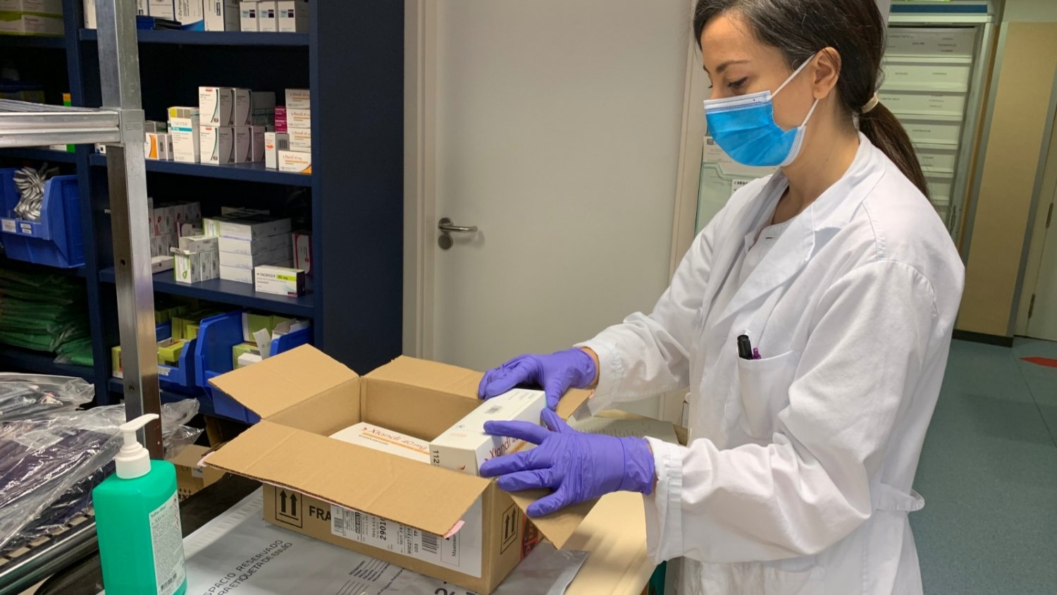 La Farmacia del Hospital Regional envía semanalmente a casa la medicación de entre 250 y 300 personas