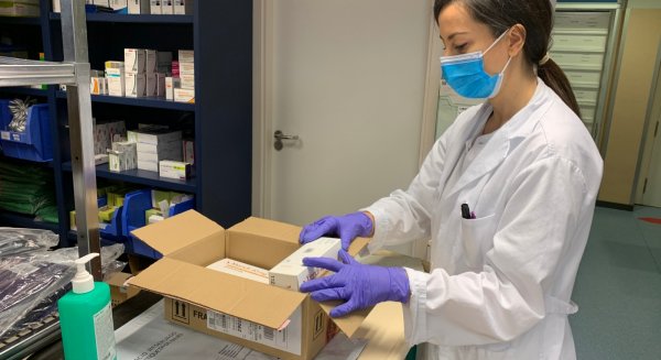 La Farmacia del Hospital Regional envía semanalmente a casa la medicación de entre 250 y 300 personas