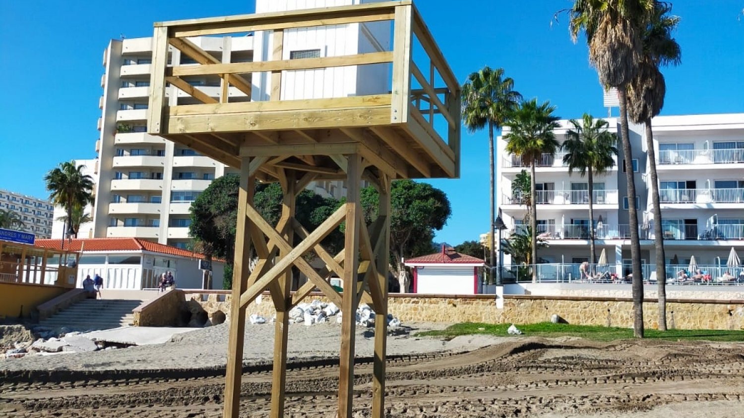 Torremolinos instala dos nuevas torres de vigilancia en la playa de La Carihuela