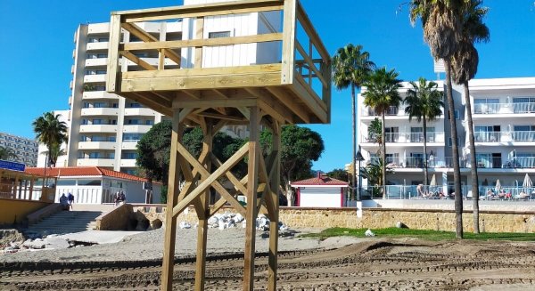 Torremolinos instala dos nuevas torres de vigilancia en la playa de La Carihuela