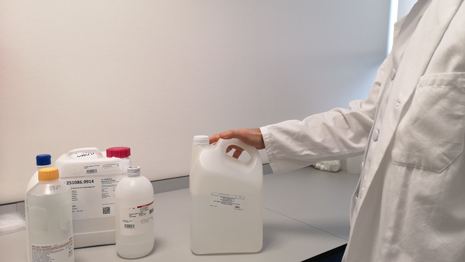 Farmacia del Área Sanitaria Serranía de Málaga produce gel hidroalcohólico para la desinfección de manos