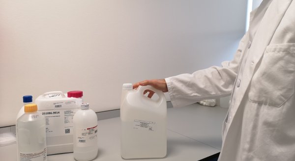 Farmacia del Área Sanitaria Serranía de Málaga produce gel hidroalcohólico para la desinfección de manos