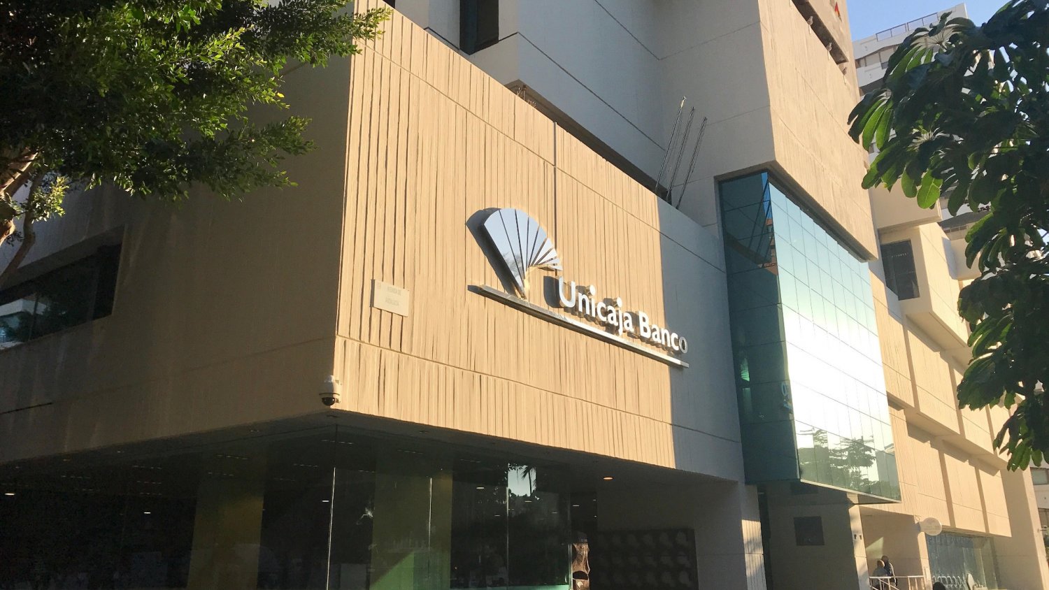 Unicaja Banco exime del pago de la mitad de la renta a las familias arrendatarias de viviendas del FSV