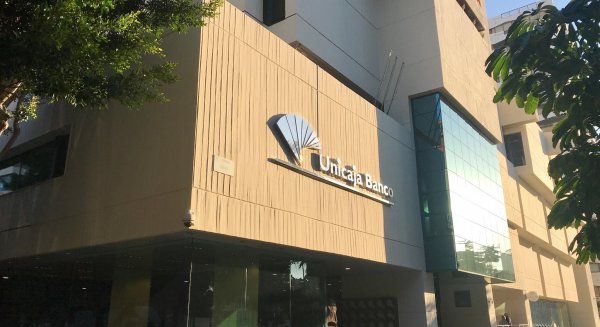 Unicaja Banco exime del pago de la mitad de la renta a las familias arrendatarias de viviendas del FSV