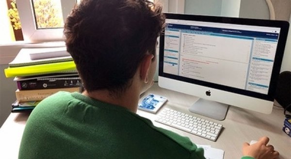 La UMA ofrece datos de telefonía móvil y ordenadores a los estudiantes con dificultad para conectarse a Internet