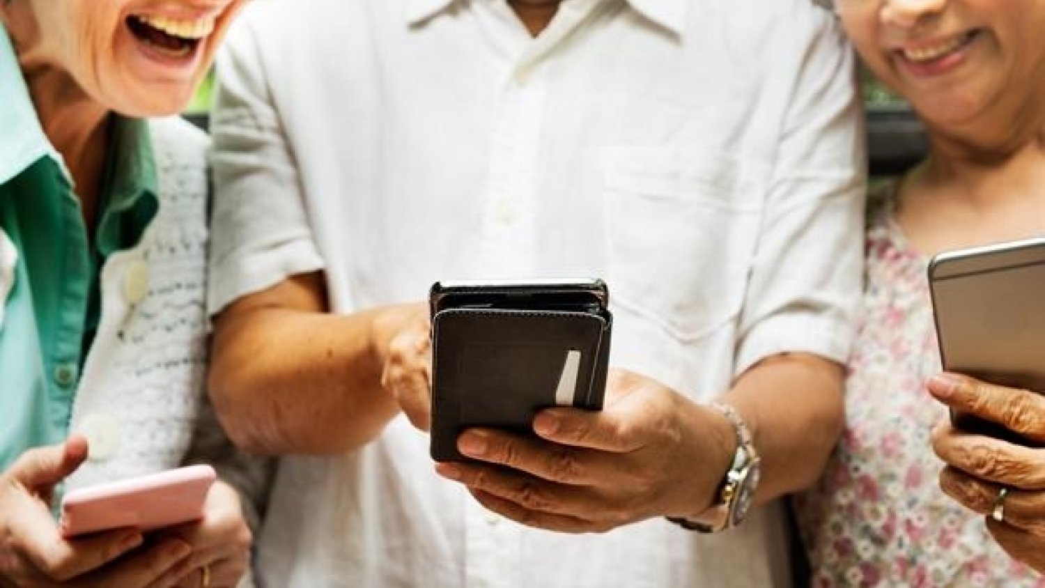 Junta entrega móviles y Wifi entre sus residencias de Málaga para reforzar el contacto de mayores y familias