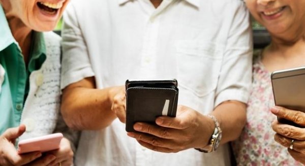 Junta entrega móviles y Wifi entre sus residencias de Málaga para reforzar el contacto de mayores y familias