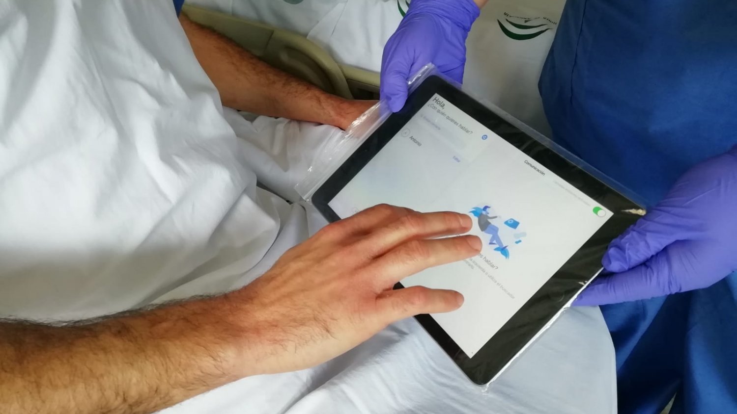 El Hospital de la Axarquía facilita el contacto por videollamadas entre pacientes y sus familias