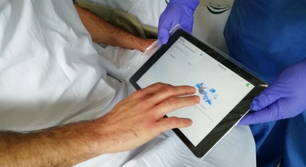 El Hospital de la Axarquía facilita el contacto por videollamadas entre pacientes y sus familias