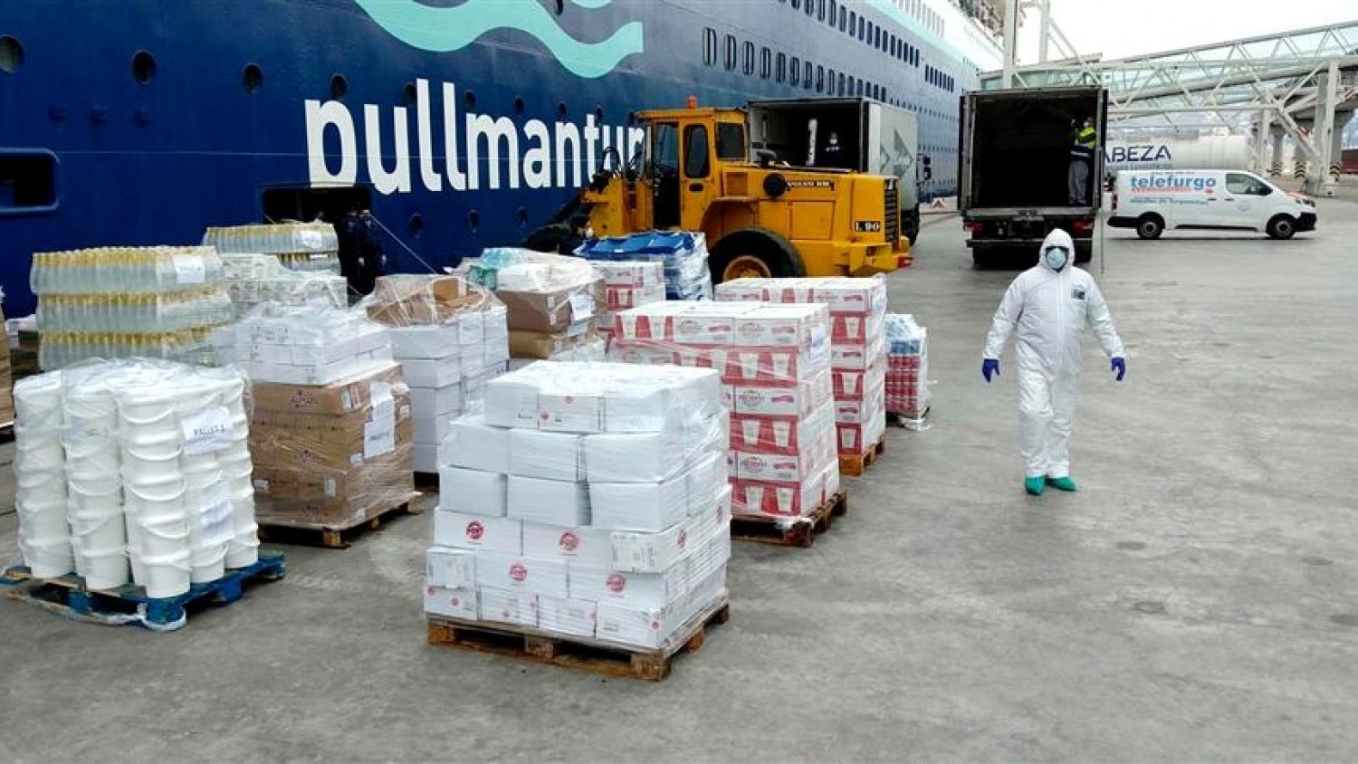 Pullmantur Cruceros dona cerca de diez toneladas de alimentos y bebidas al Ayuntamiento de Málaga