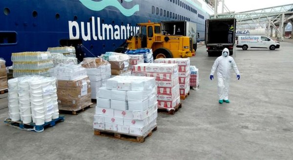 Pullmantur Cruceros dona cerca de diez toneladas de alimentos y bebidas al Ayuntamiento de Málaga