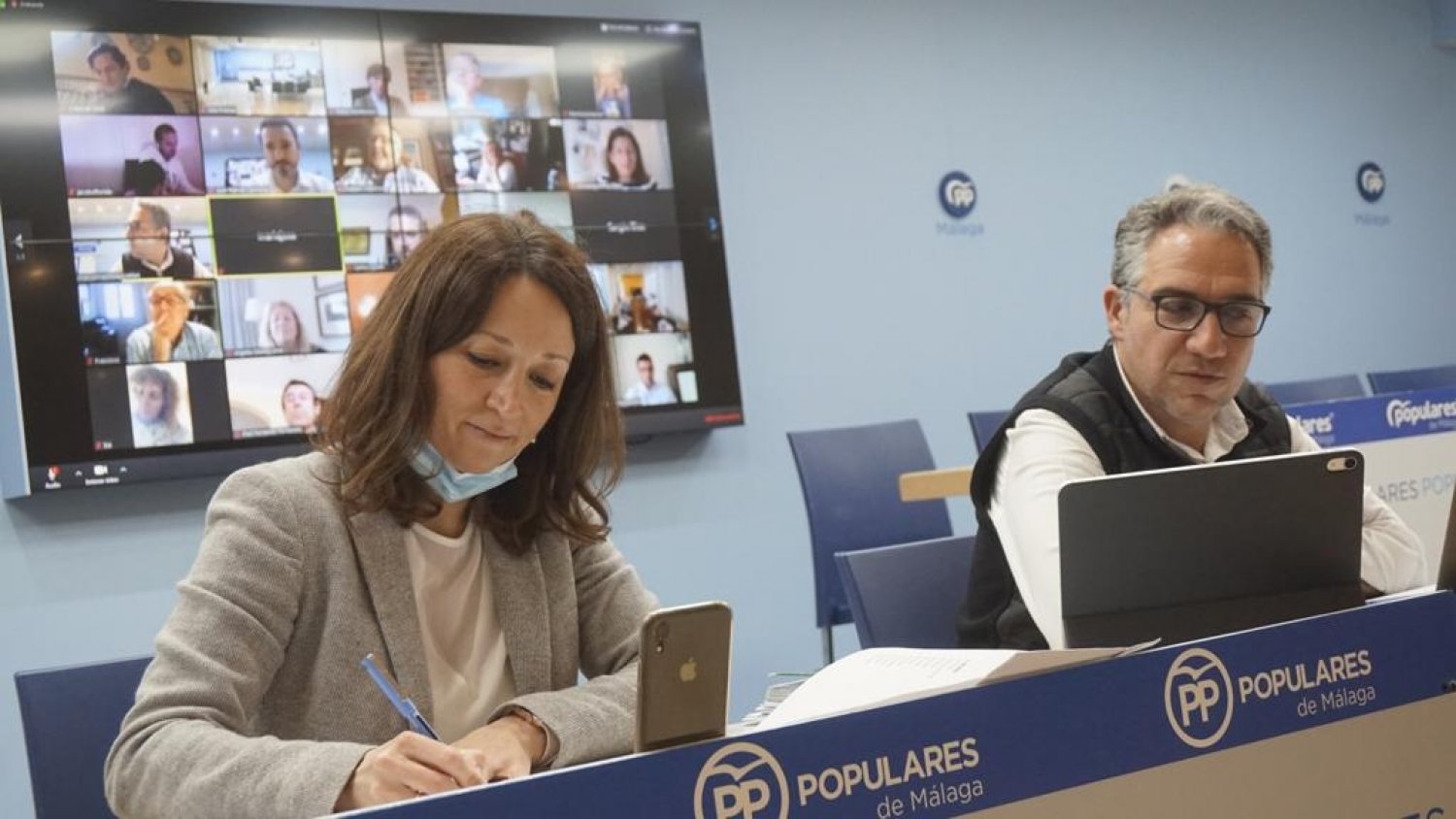 Bendodo apuesta por volcar capital institucional y político del PP de Málaga en la recuperación económica