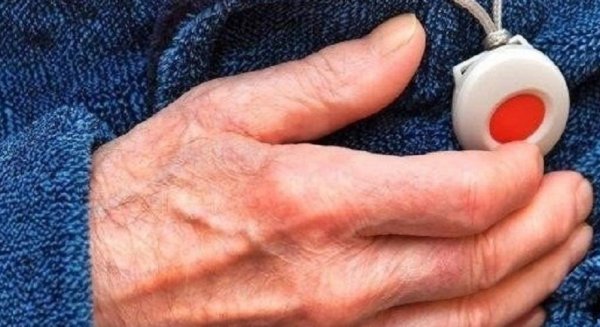 Igualdad instalará dispositivos de teleasistencia a 595 personas mayores que viven solas en Málaga