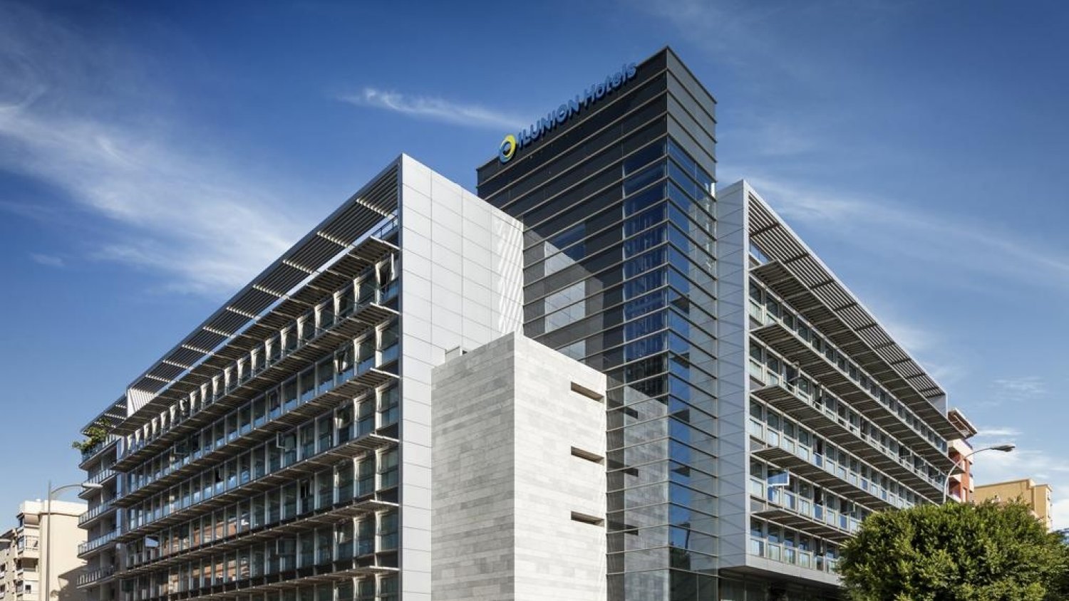 La Junta acondiciona el hotel Ilunion y el edificio Betania para los afectados por Covid-19 en Málaga