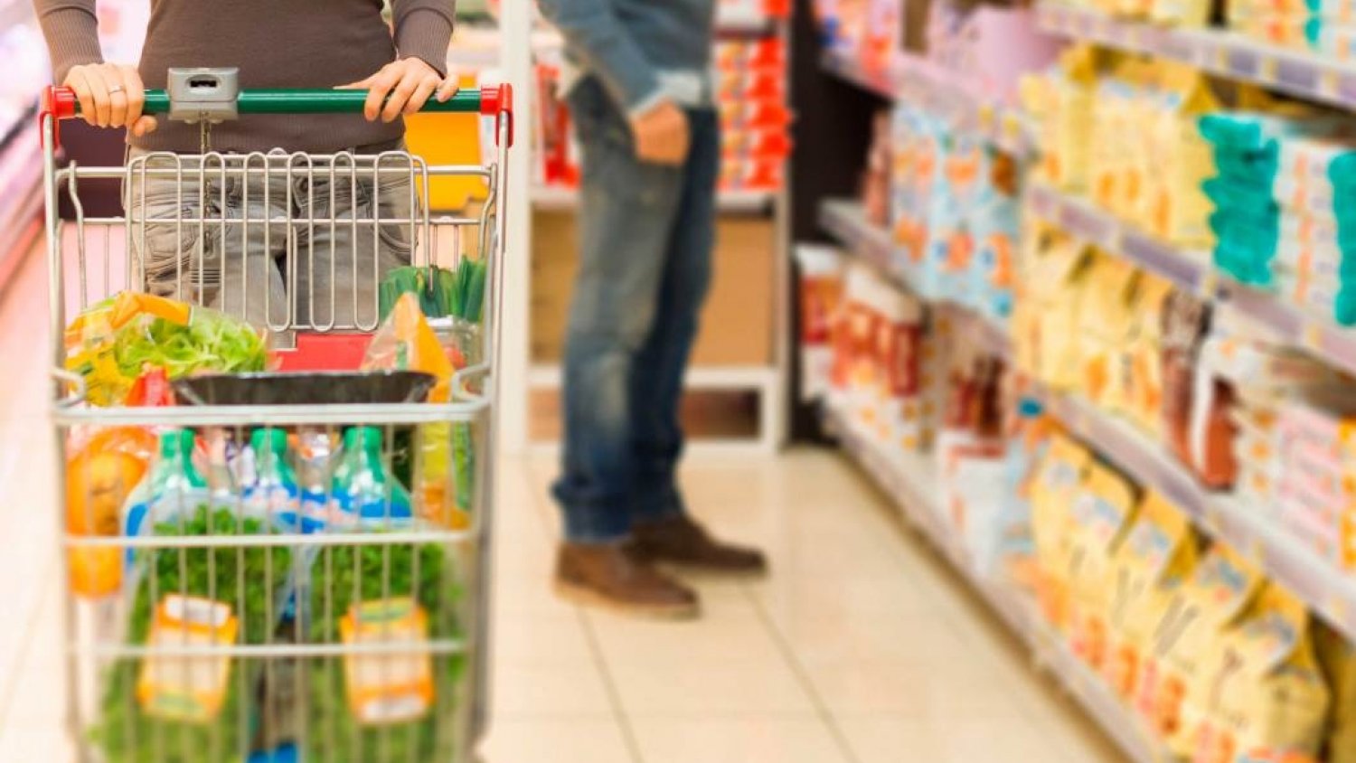 Ayuntamiento de Málaga y Cruz Roja posibilitan tarjetas para que unas 3.750 familias puedan comprar alimentos