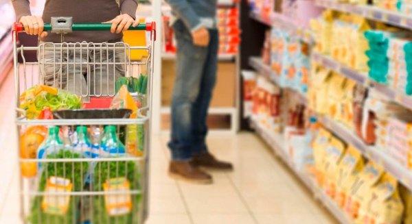 Ayuntamiento de Málaga y Cruz Roja posibilitan tarjetas para que unas 3.750 familias puedan comprar alimentos
