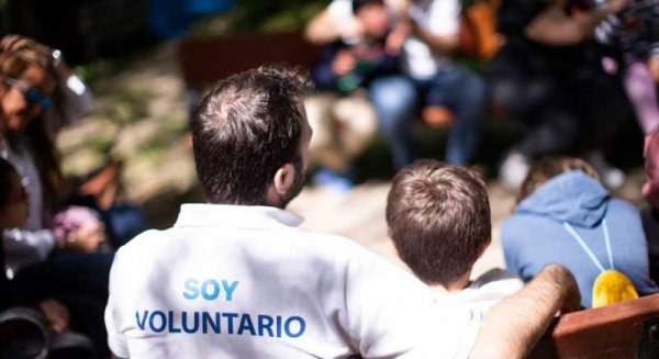 Unos 535 voluntarios atienden llamadas, reparten alimentos o realizan seguimiento a mayores en Málaga